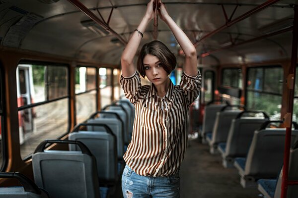 Dziewczyna kręci w pustym autobusie