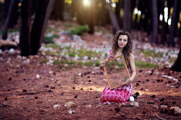 Sesión de fotos en el bosque. Hermosa chica