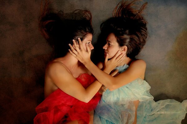 Zwei Freundinnen in rot und Blau zeigen Ihre Liebe und Freundschaft