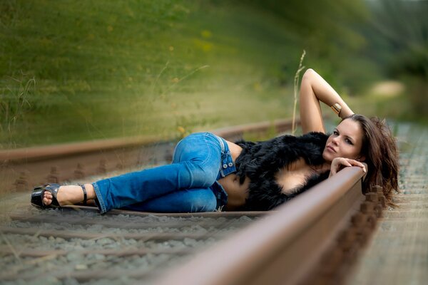 Ragazza ama la velocità si trova ferroviario ferroviario