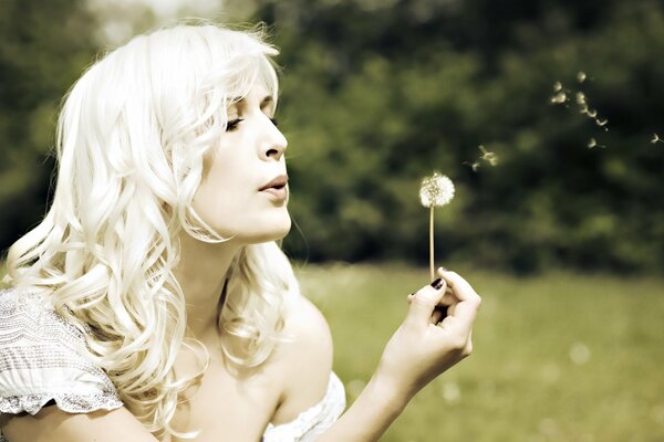 Nature. Été. Fille avec pissenlit