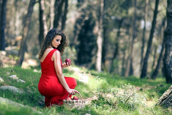 Mädchen mit einem Apfel im Wald