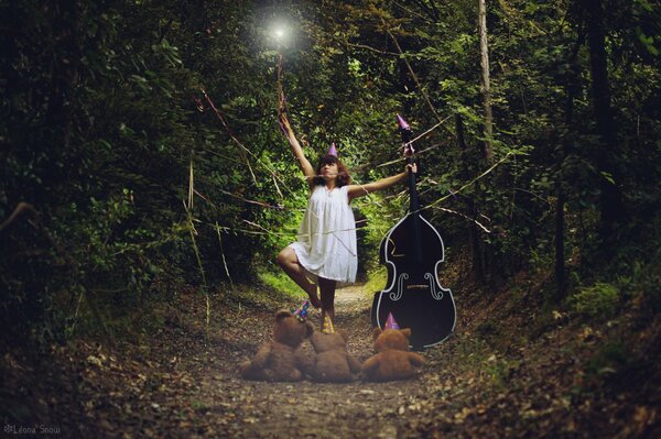 Mädchen mit Kontrabass im Wald