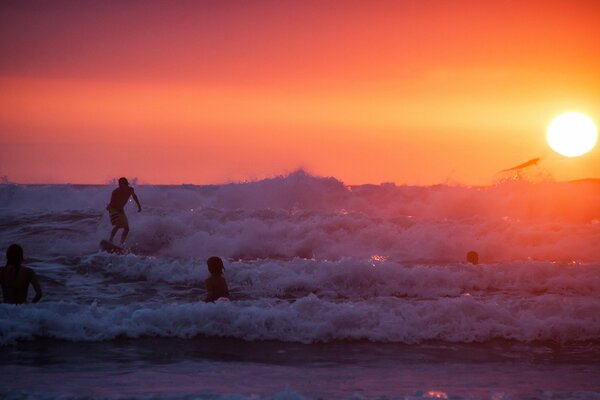 Hermosa puesta de sol en el océano