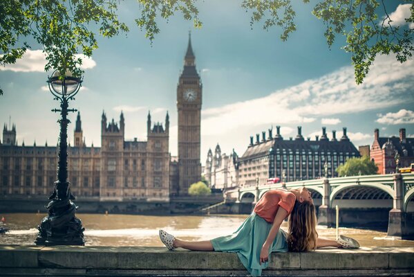 Londres chica se sienta en la calle en el yoga de su bien delante de la gente