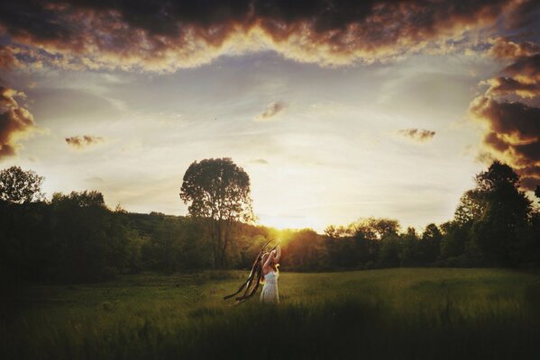 Chica en un campo soleado