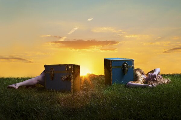 Una chica con un vestido dorado realiza un truco de cajón al atardecer