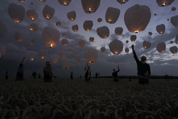 At night, people launch flashlights in the field