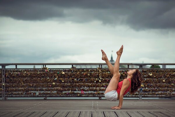 Elegante chica en pantalones cortos de baile