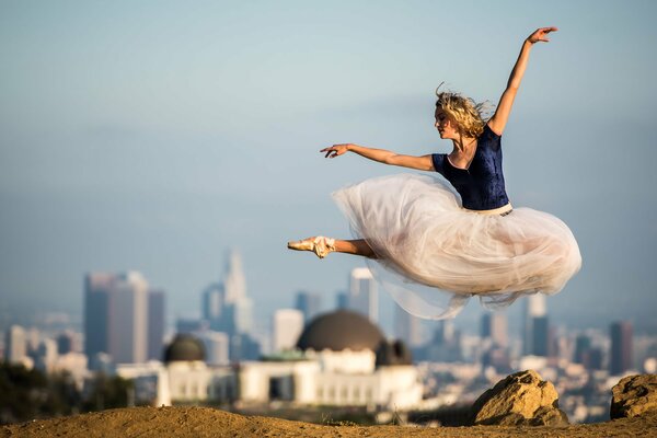 Stagioni Diaghilev. Ballerina in bilico sulla città