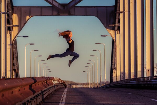 Le saut de la fille sur le pont