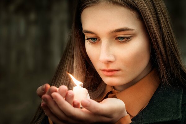 Le reflet de souvenirs dans la flamme de la bougie