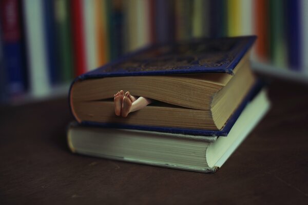 Un hombre en brazos de un libro de cuentos