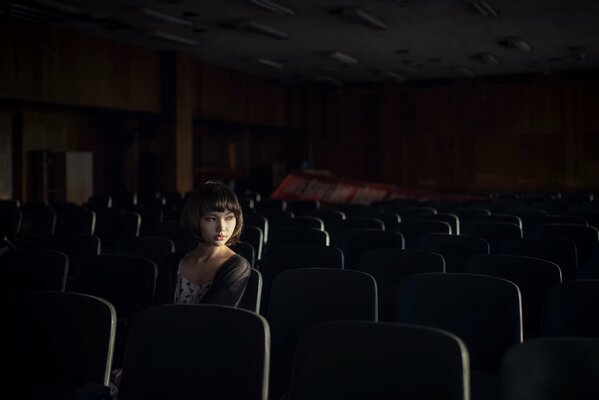 Hermosa chica Karina Kim en la sala de cine