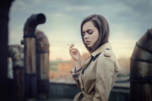 Девушка Екатерина Кузнецова на городской крыше с сигаретой