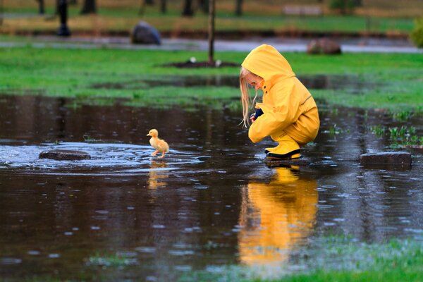 Bebé en un charco de natación de prueba