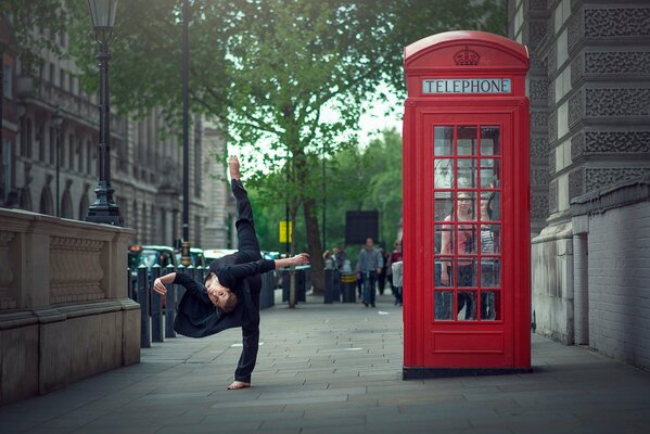 Chica haciendo un estiramiento en un grifo marino, en la ciudad de Londres