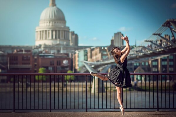 Bailarina en el fondo de la ciudad de Londres, bailando un hermoso baile