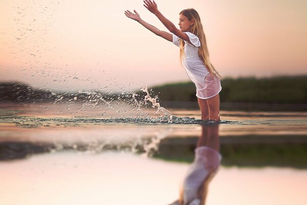 La jeune fille patauger dans l eau