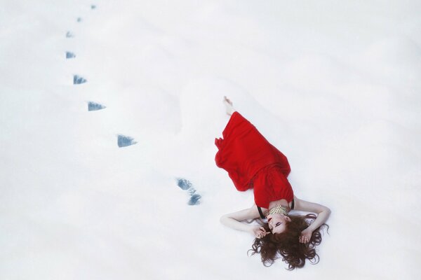 In winter, because of the photo, she lies on the snow normally