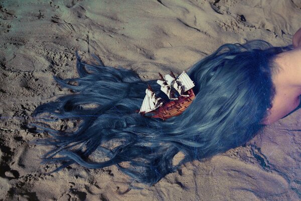 Le bleu de la mer et le navire dans la coiffure à la place des cheveux