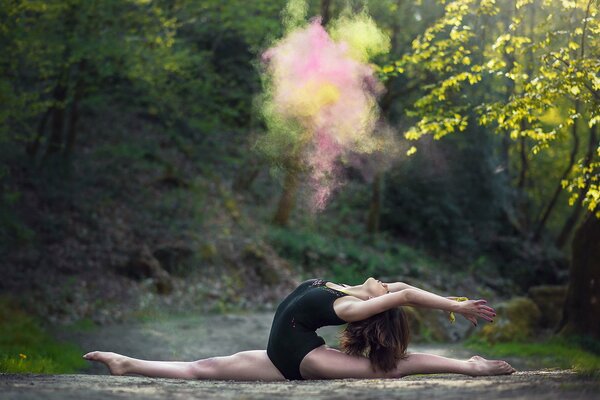 Bailarina en un cordel en la naturaleza se inclinó hacia atrás