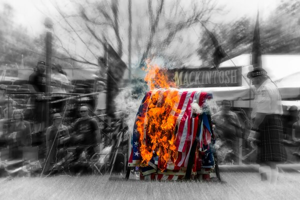 Drapeaux des états-unis quand un rassemblement de gens ont enflammé le drapeau