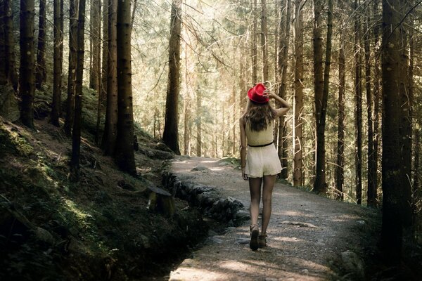 Belle fille dans la forêt pour une promenade