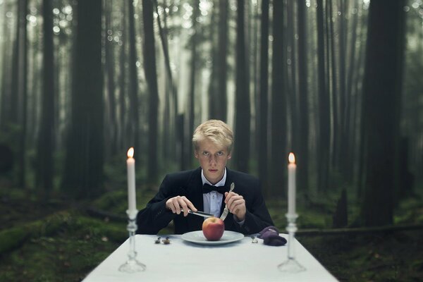 Ragazzo mangia mele a lume di candela