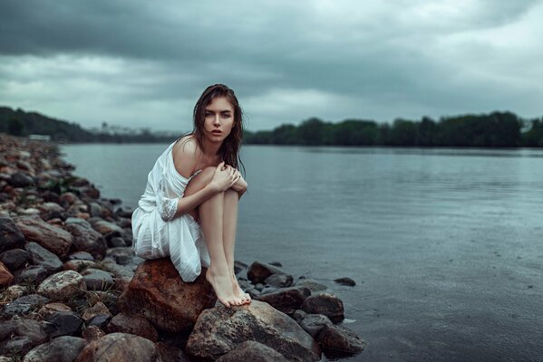 Ragazza victoria sulla riva del Lago