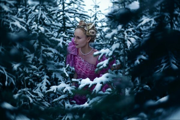 Волшебница зимой в снежном лесу