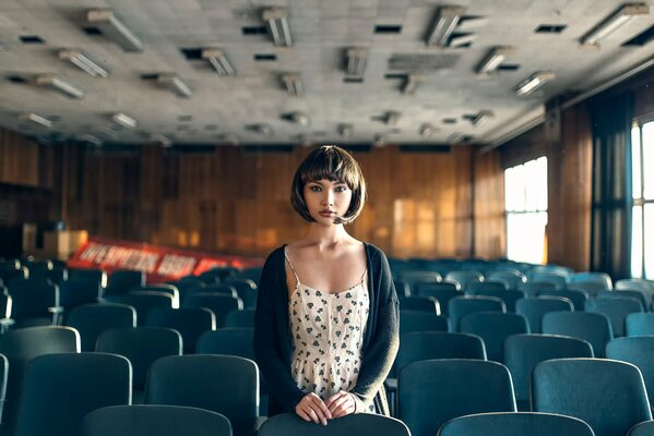 La jeune fille dans le vide de l auditorium