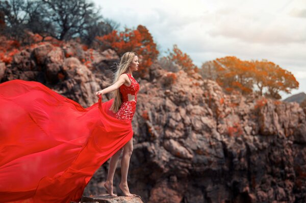 Hermosa chica en un vestido de aire