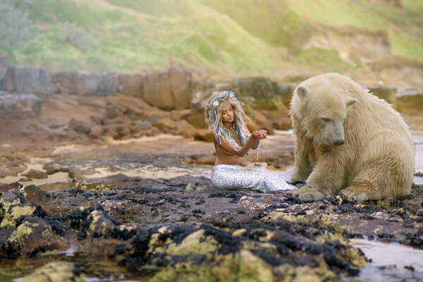 La jeune fille et l ours blanc assis sur les pierres