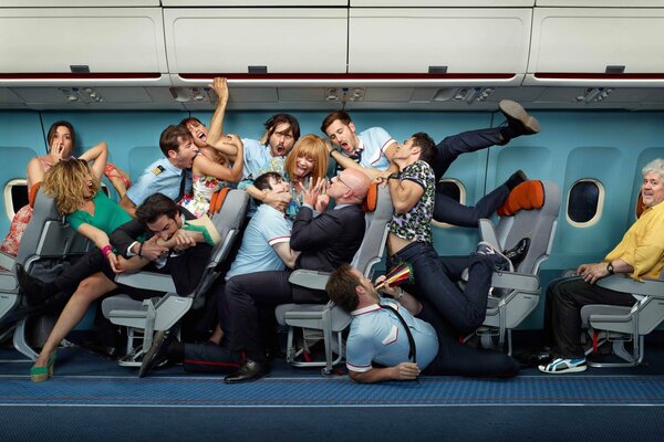 Chicos mordiendo y agarrando chicas gritando en un avión