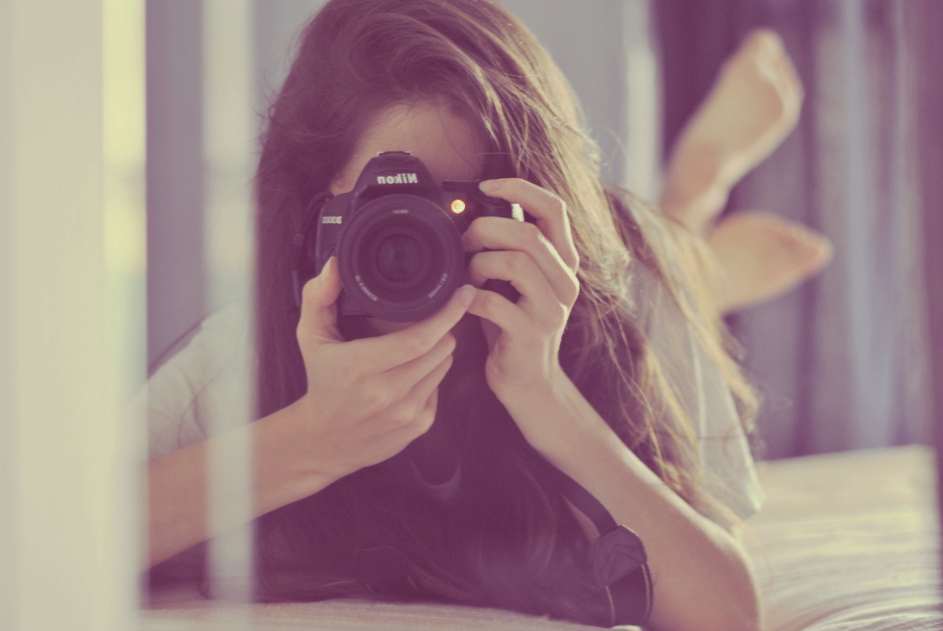 mädchen kamera kamera fotografiert pose liegt