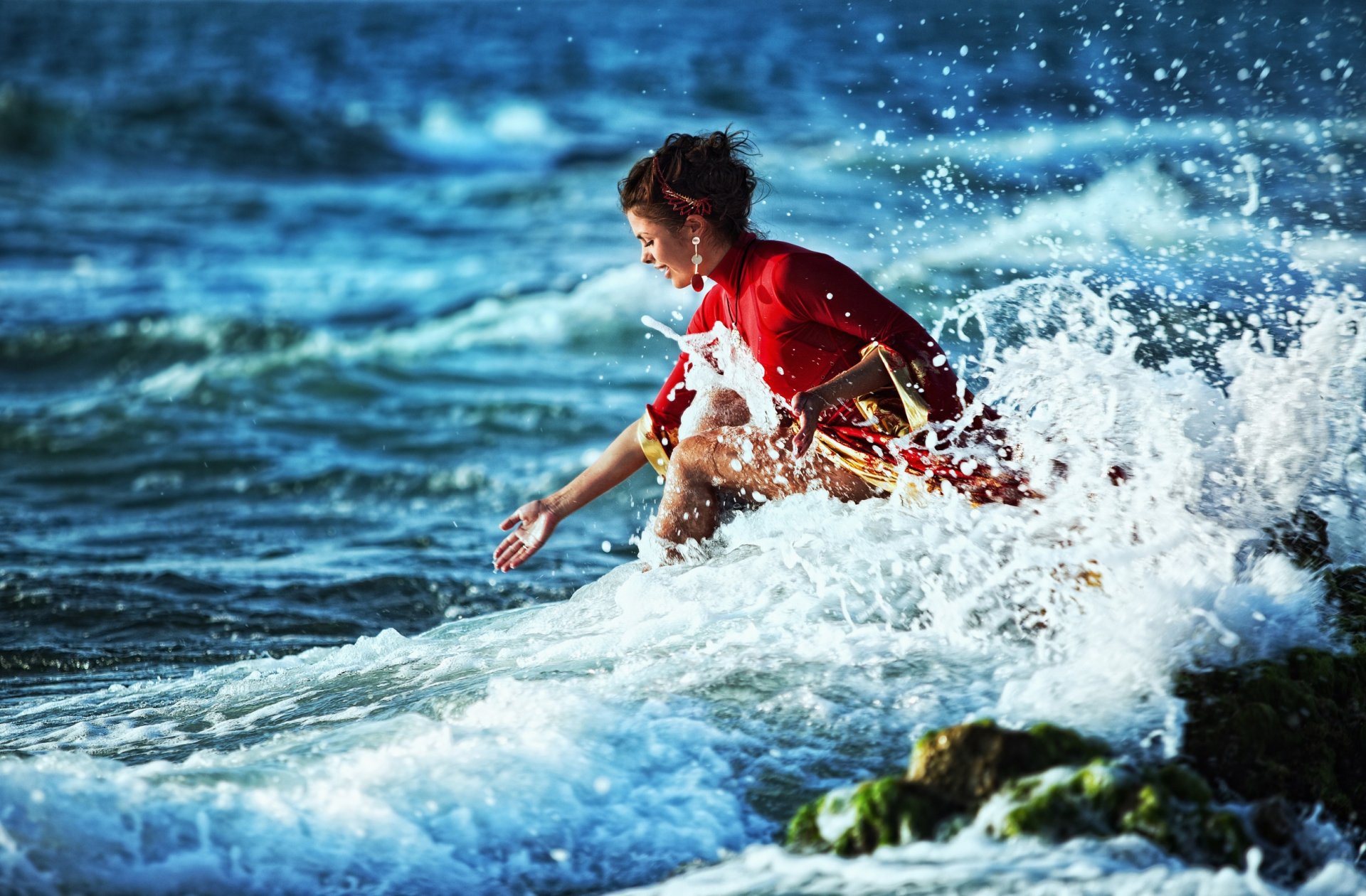 la jeune fille le surf les vagues les éclaboussures