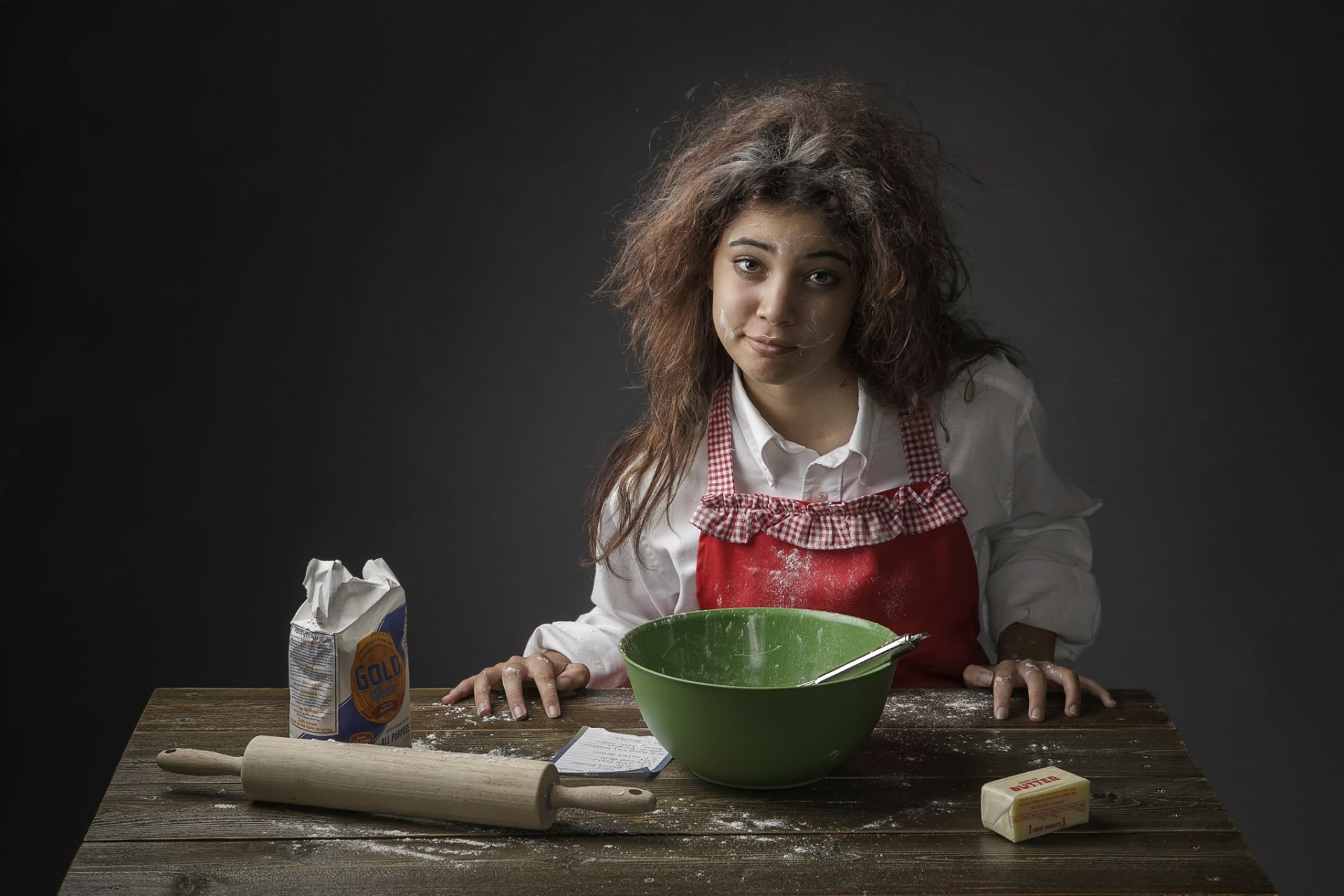 baker jeune fille boulanger farine huile rouleau à pâtisserie