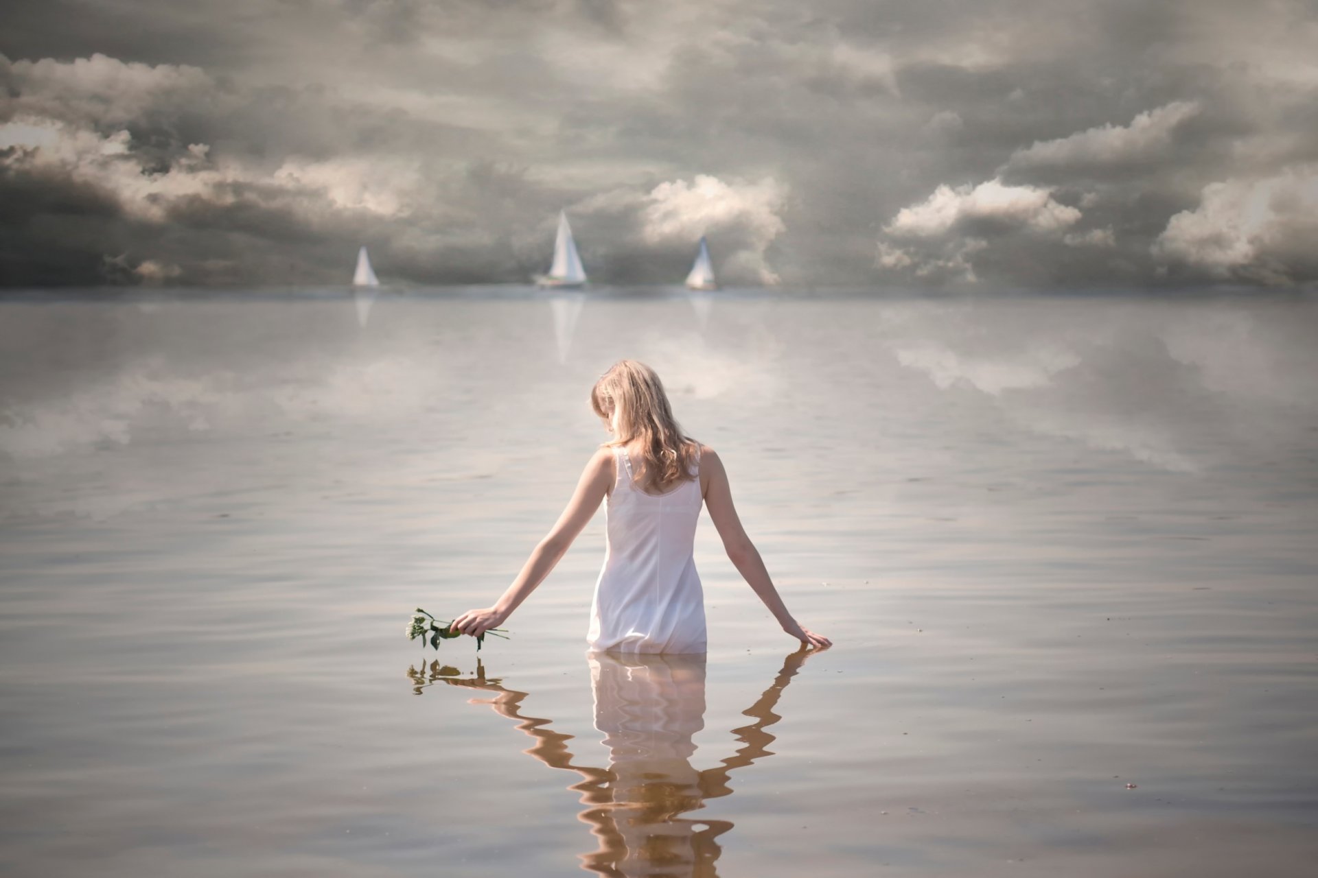 chica en el agua velas flores