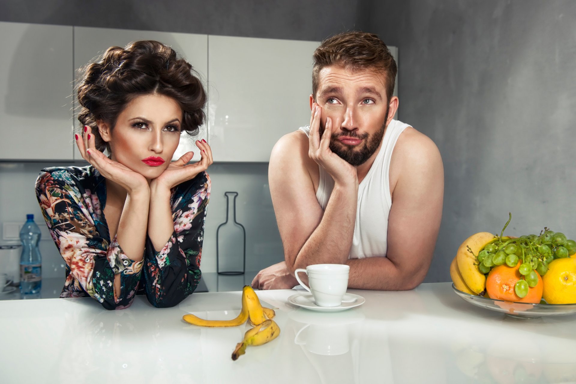 marido esposa pareja desayuno plátano fruta cocina