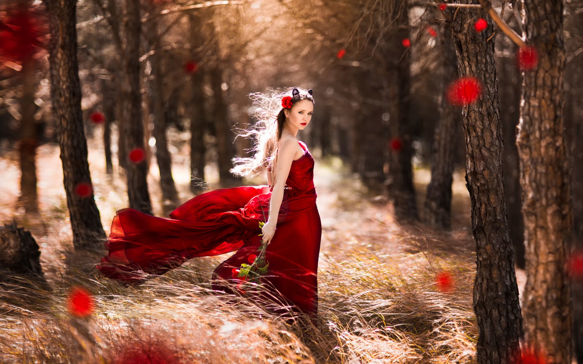 poco caperucita roja tiro de fantasía viento bosque chica en rojo vestido rosas