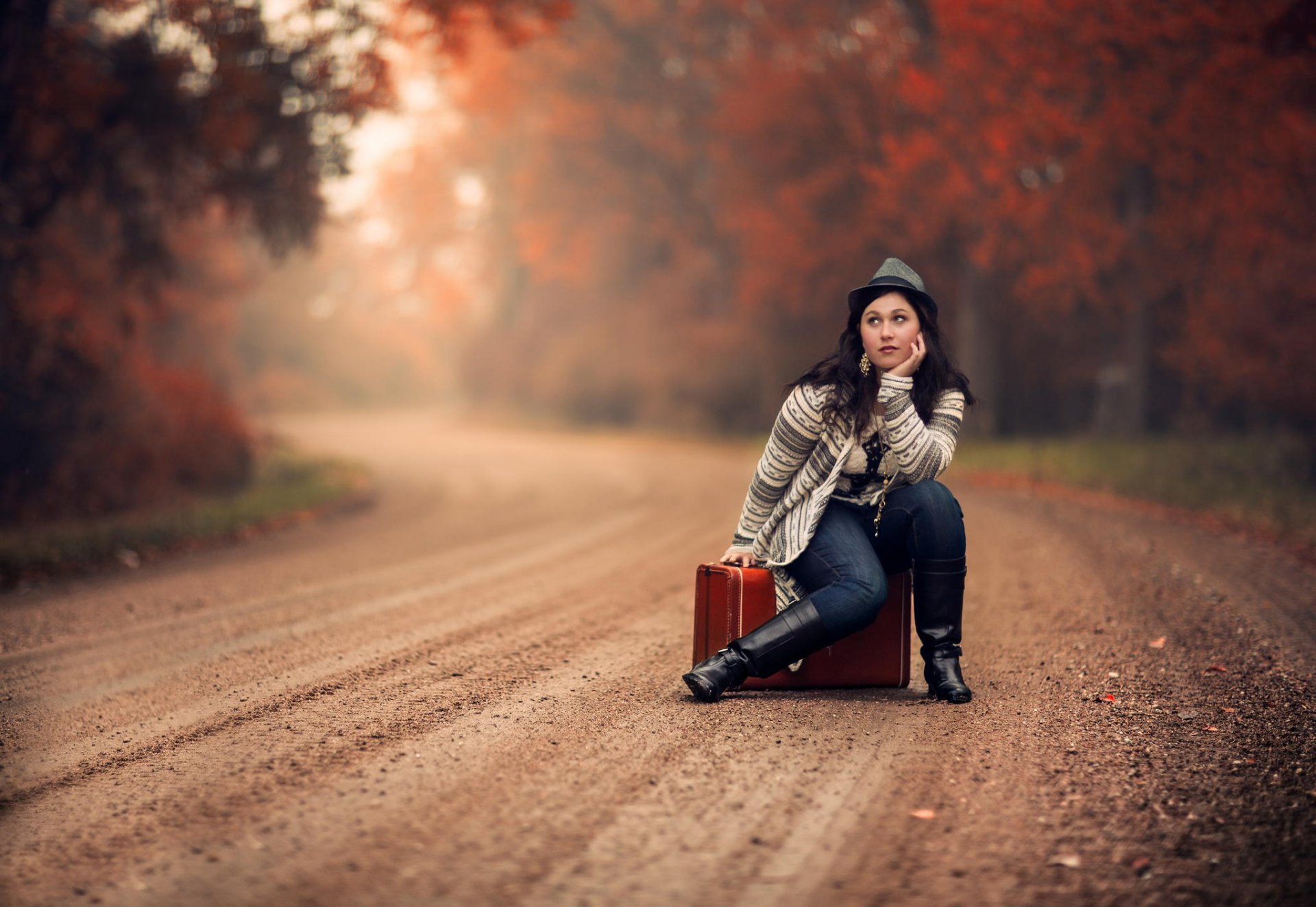 chica maleta otoño carretera autumn road