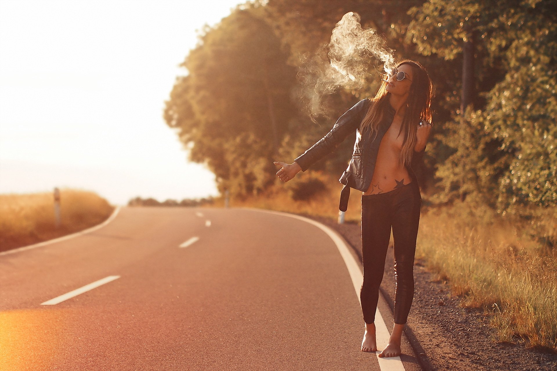 chica carretera humo