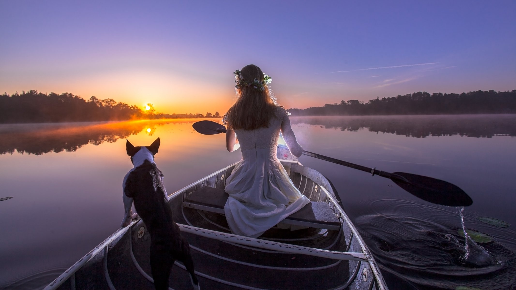 ragazza fiume barca cane pagaia sera tramonto