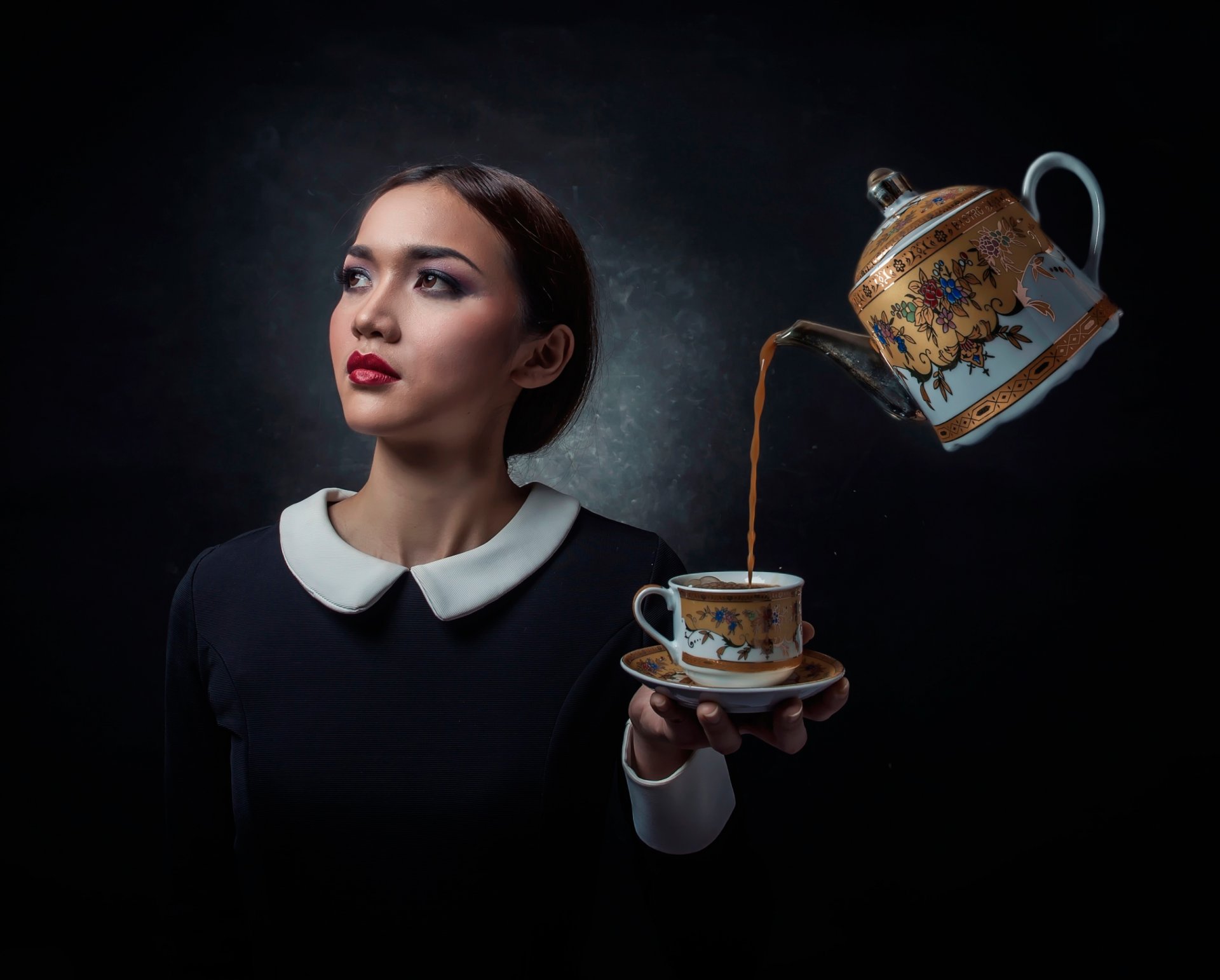 la jeune fille bouilloire tasse soucoupe boisson