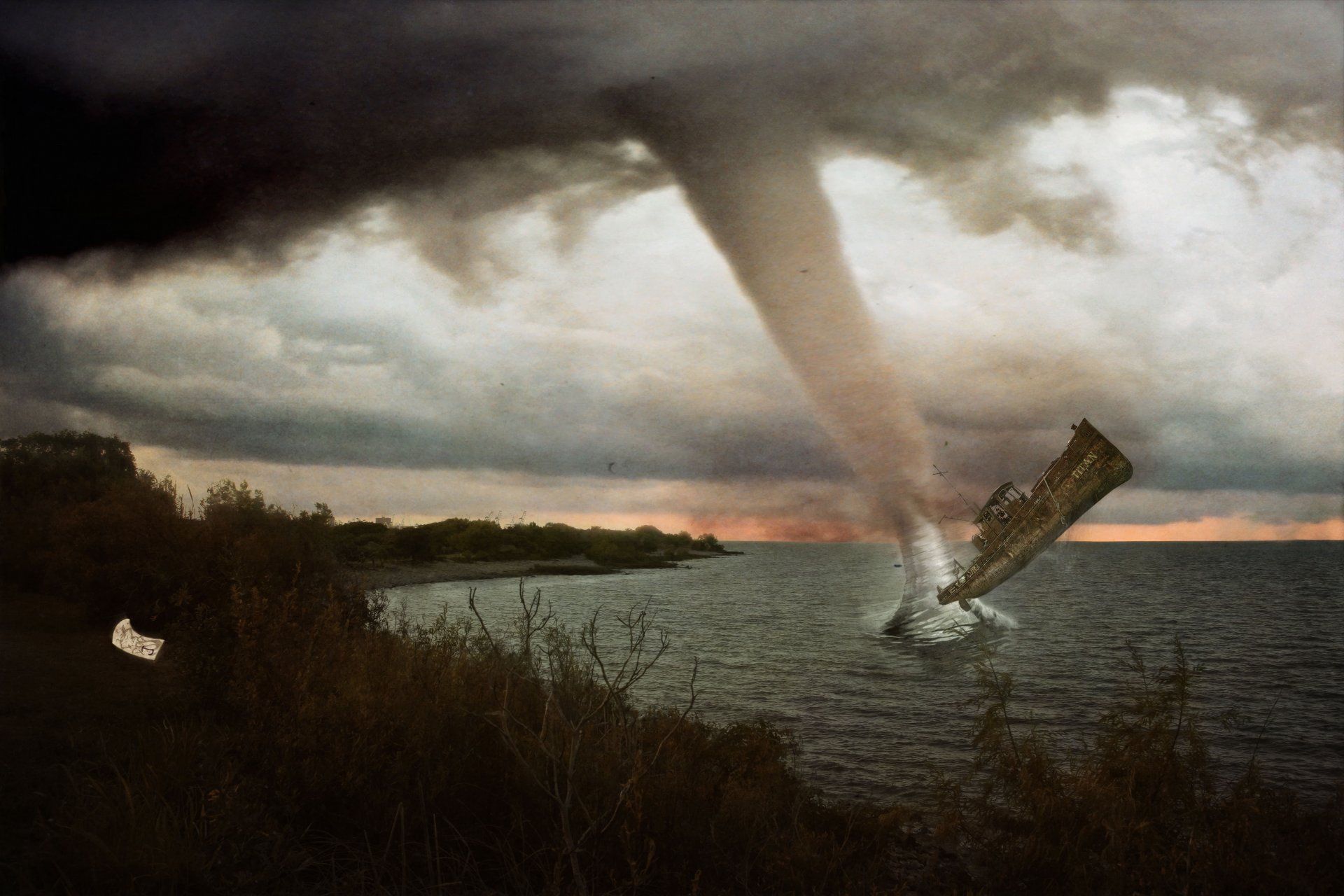 une tornade un ouragan les nuages bateau navire mer