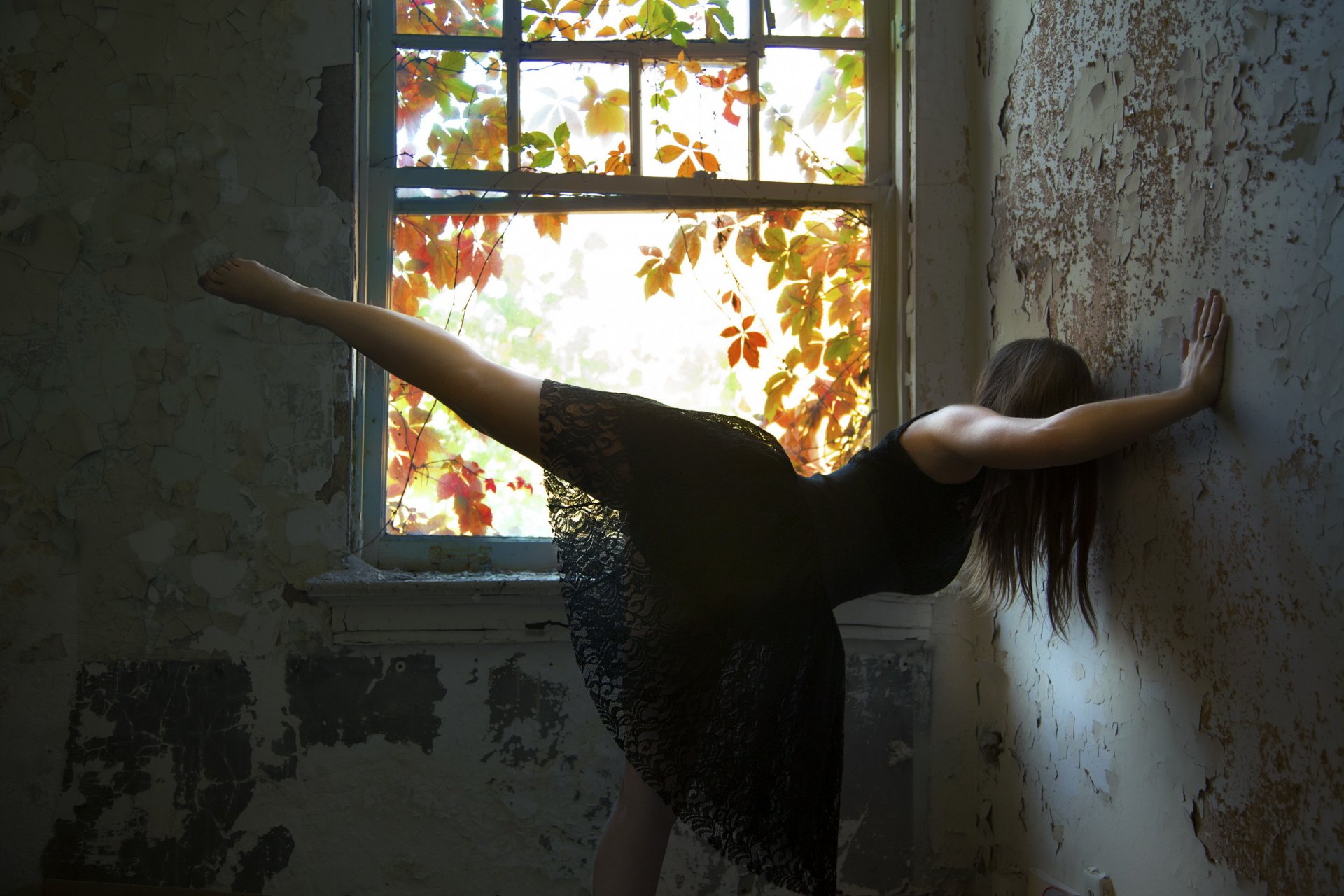 fille pose chambre