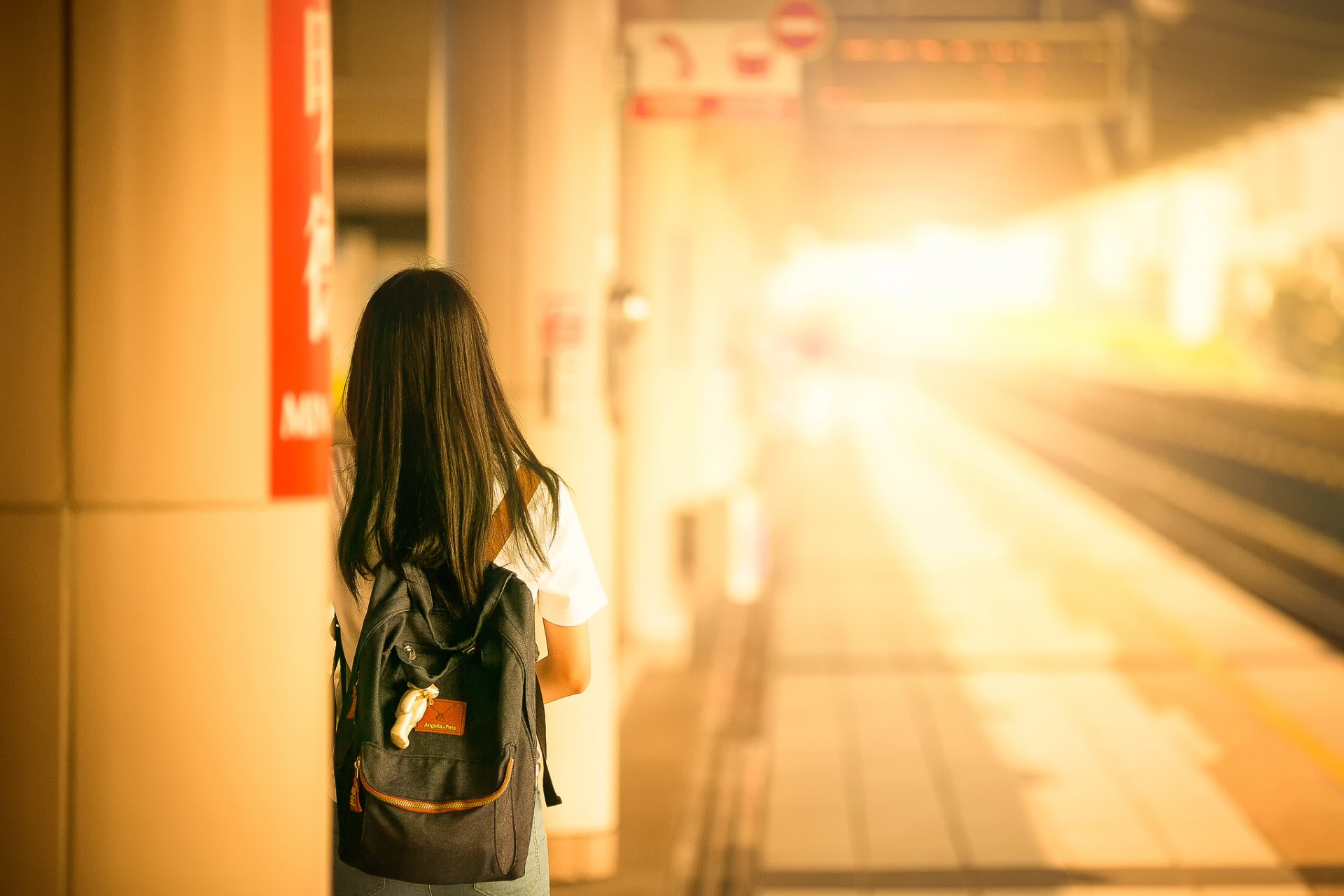 ragazza zaino stazione ferroviaria buon viaggio