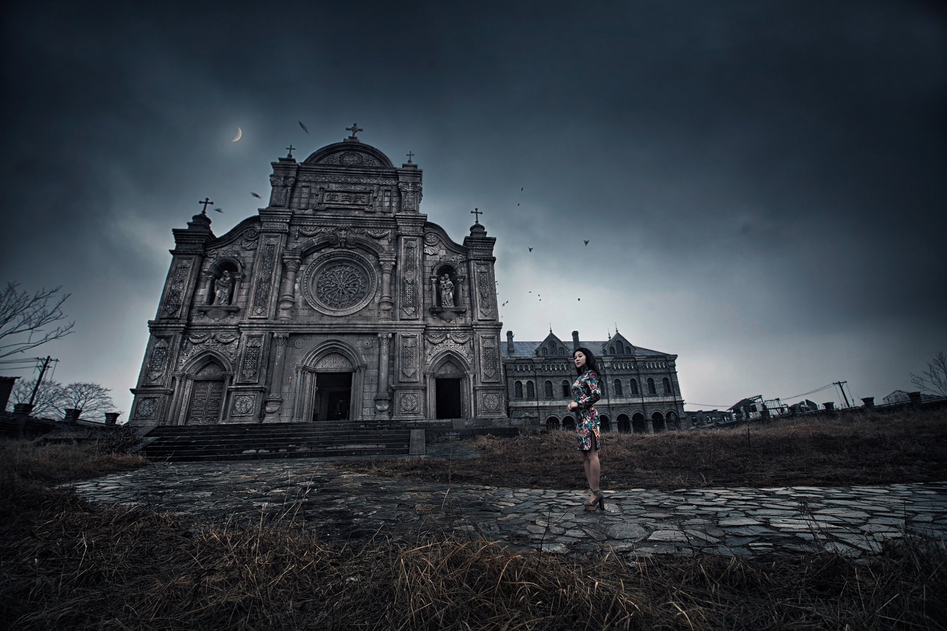 chica vestido monasterio crepúsculo pájaros