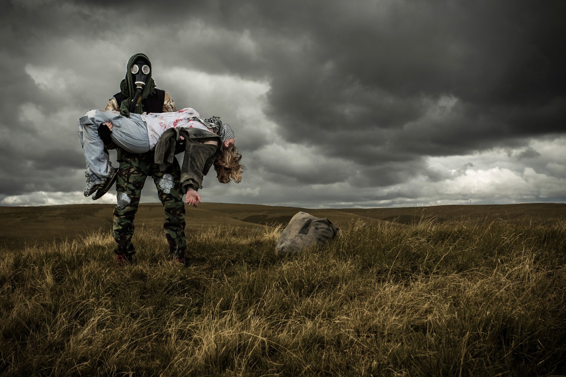 uomo maschera antigas ragazza campo